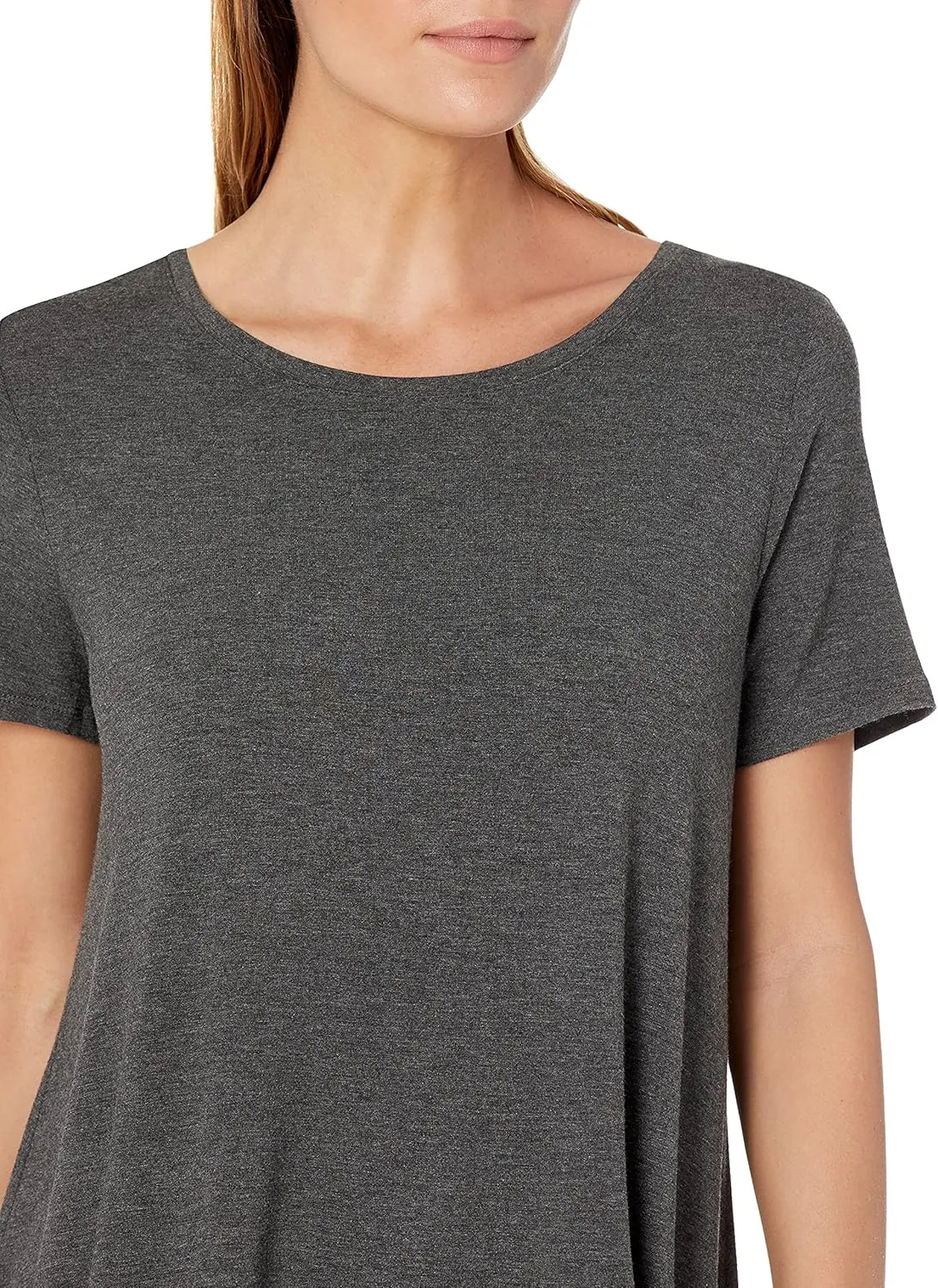 Amazon Essentials Women's Relaxed-Fit Short-Sleeve Scoopneck Swing T-Shirt (Available in Plus Size)
