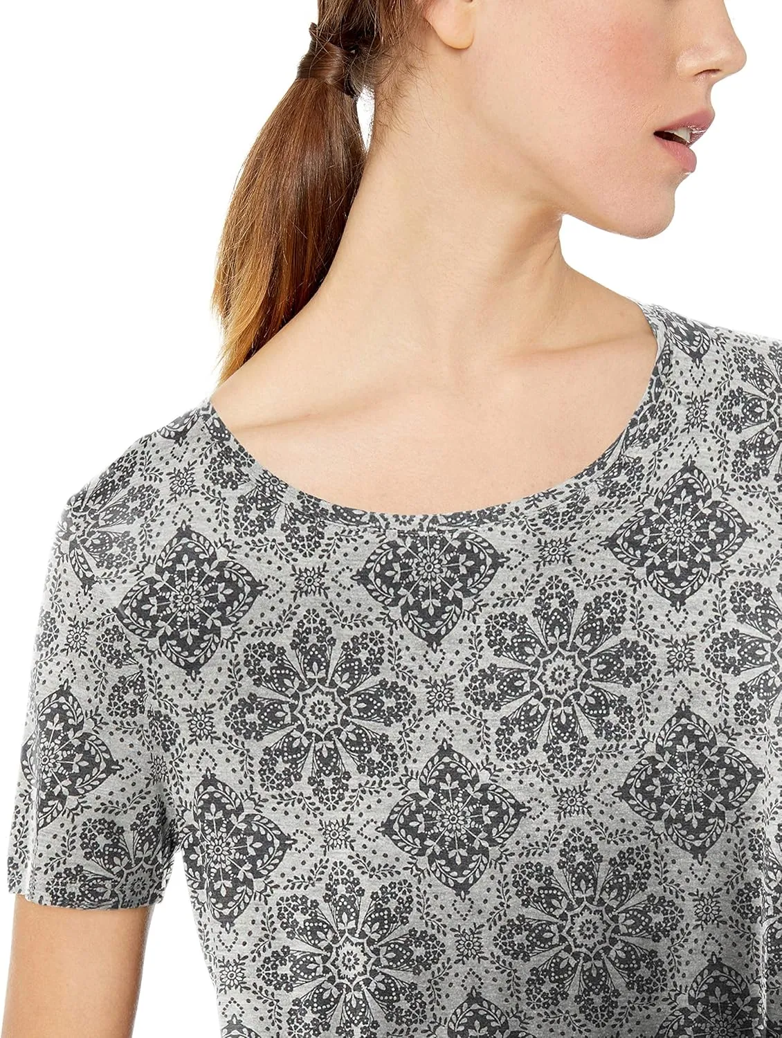 Amazon Essentials Women's Relaxed-Fit Short-Sleeve Scoopneck Swing T-Shirt (Available in Plus Size)