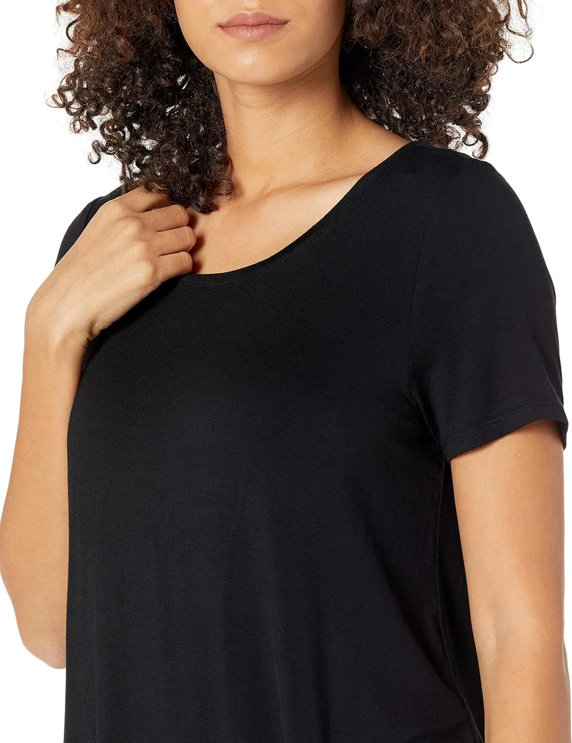 Amazon Essentials Women's Relaxed-Fit Short-Sleeve Scoopneck Swing T-Shirt (Available in Plus Size)