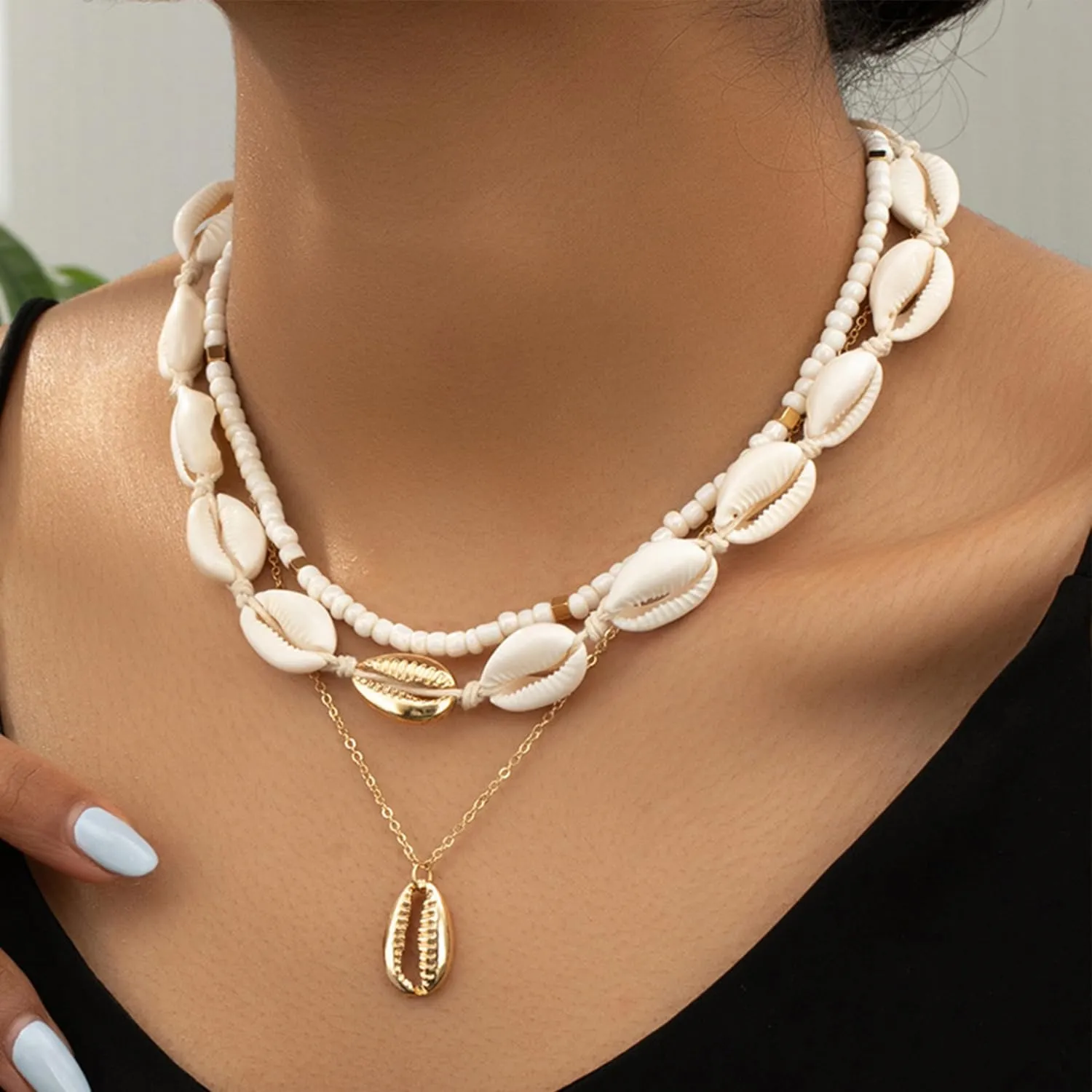 Cowrie Shell Necklace for Women Natural Sea Shell Beads Choker Necklace Adjustable Layered Summer Seashell Beach Necklace for Women Hawaiian Jewelry