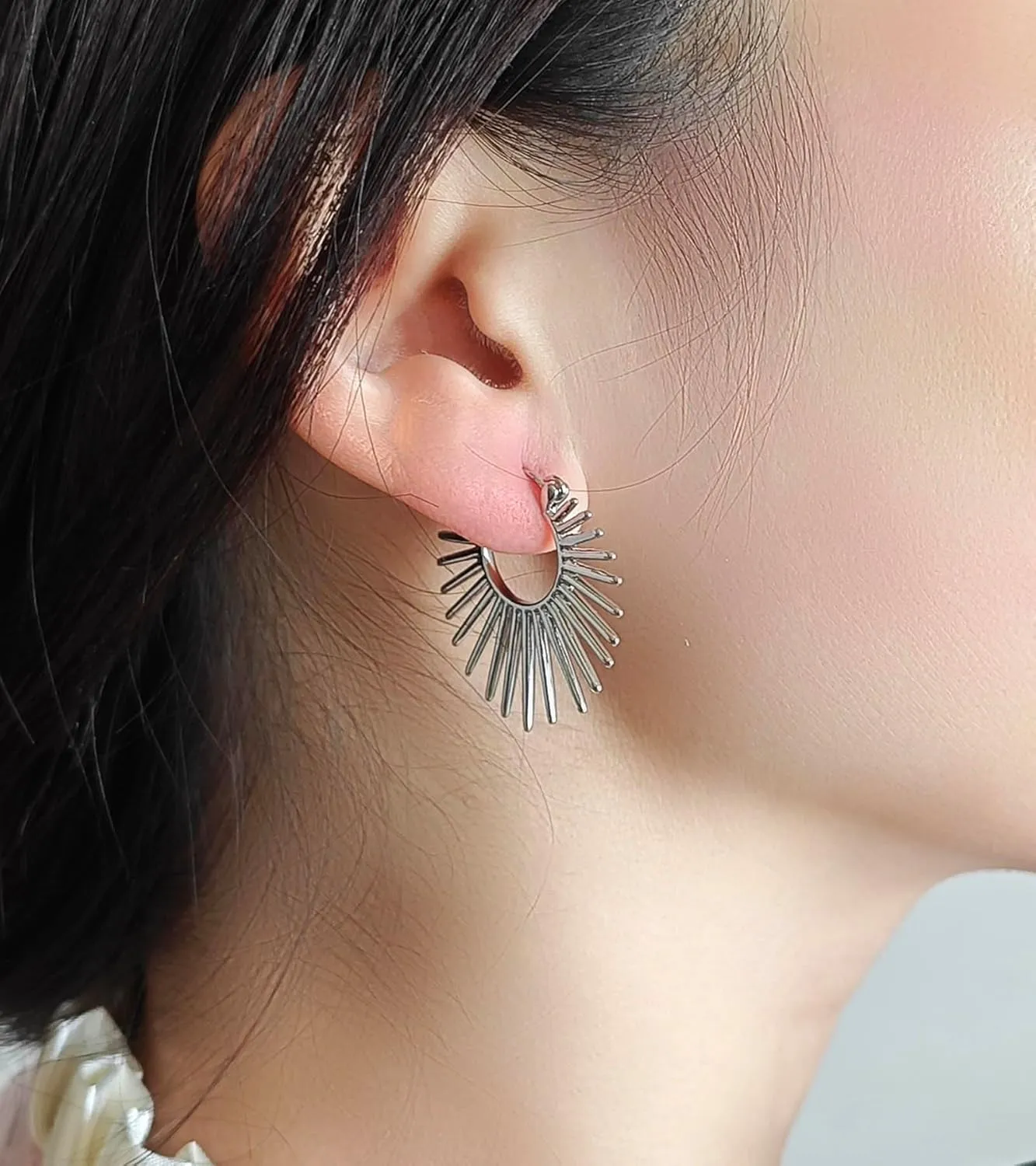 Sunburst-Style Hinged Hoop Earrings Trendy Statement Chunky Textured Huggie Earrings