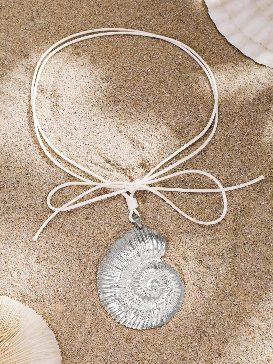Witch Shell Necklace Gold Shell Necklace for Women Sea Witch Shell Necklace Layered Conch Shell Necklace Ursula Costume Accessory for Halloween